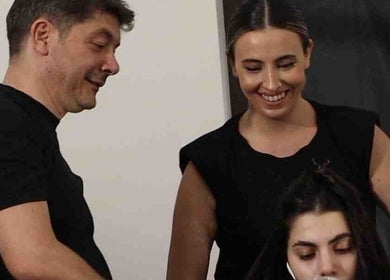 Στιγμιότυπο από MISEL GROUP Κομμωτήρια Αιγάλεω στην Αιγάλεω, GR με επαγγελματίες κομμωτές.