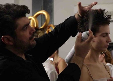 Στιγμιότυπο από MISEL GROUP Κομμωτήρια Αιγάλεω, Αιγάλεω, GR με επαγγελματία κομμωτή σε δράση.