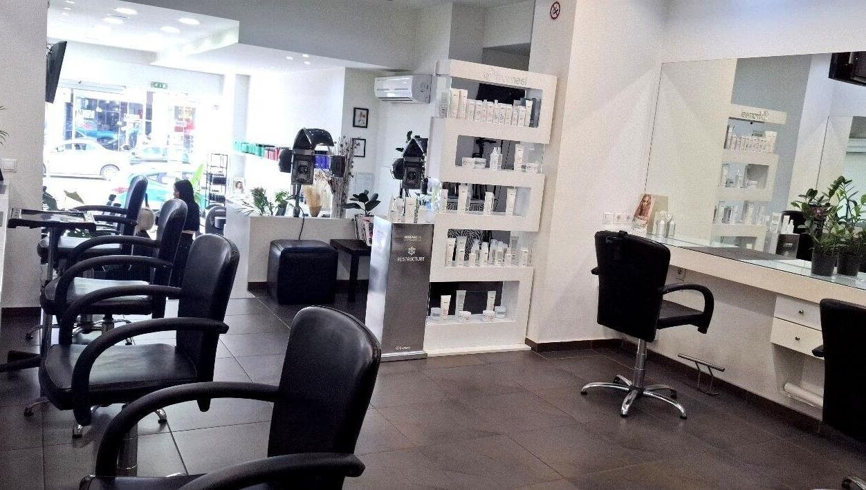 Εσωτερικό του Misel Group Κομμωτήρια Αιγάλεω με μοντέρνα καθίσματα σε Αιγάλεω, GR.