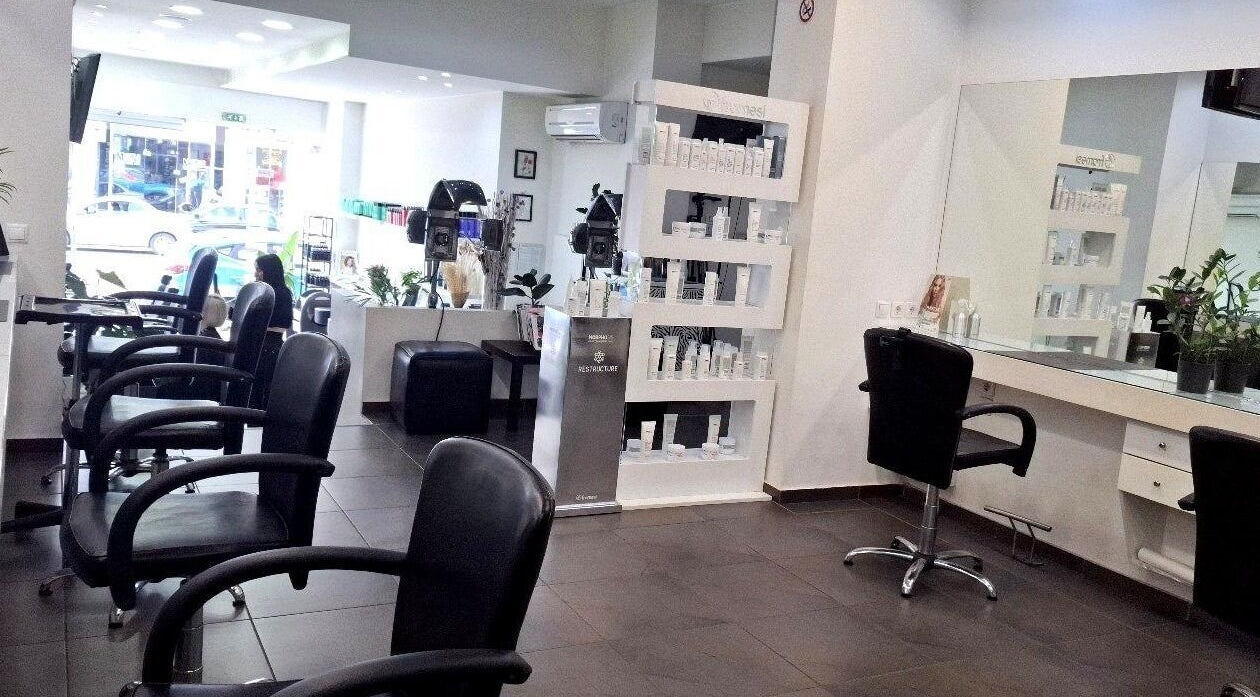 Εσωτερικό του Misel Group Κομμωτήρια Αιγάλεω με μοντέρνα καθίσματα σε Αιγάλεω, GR.