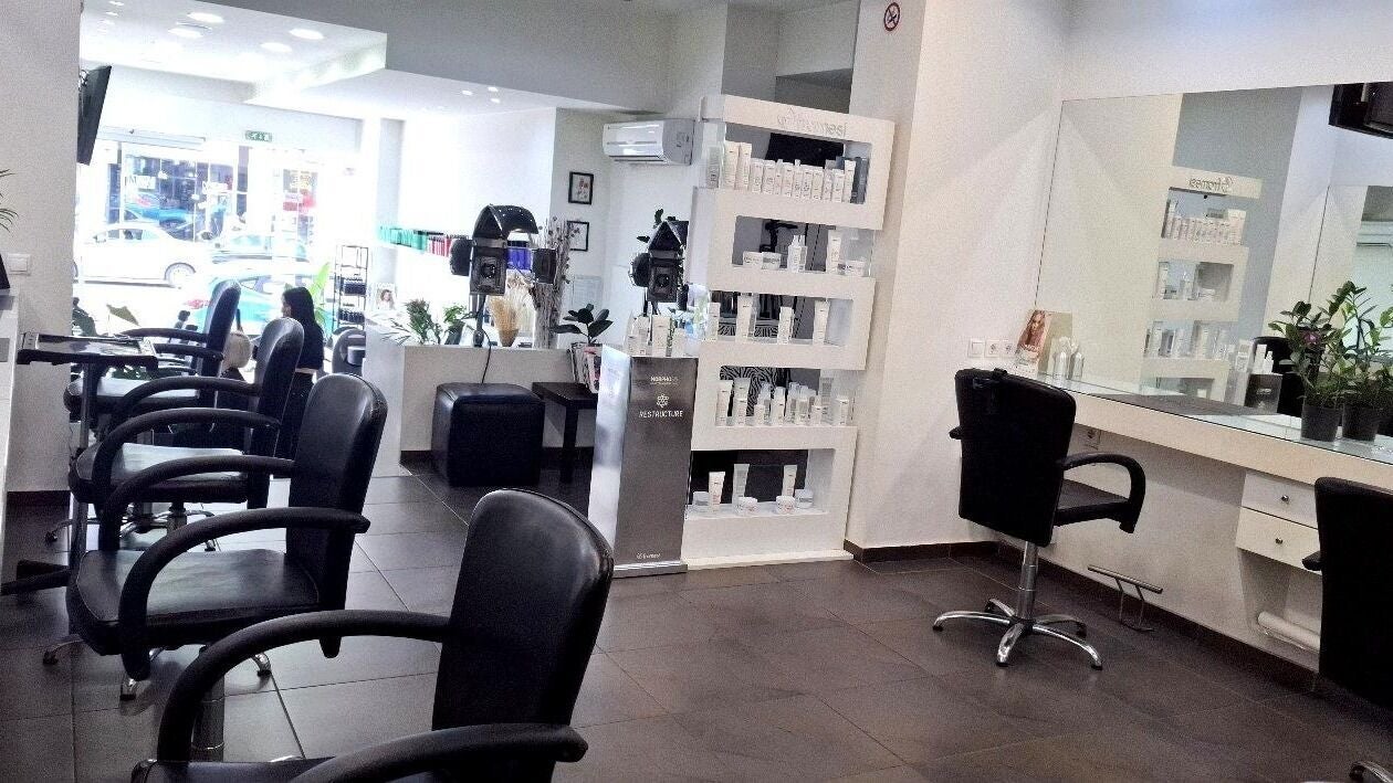 Εσωτερικό του Misel Group Κομμωτήρια Αιγάλεω με μοντέρνα καθίσματα σε Αιγάλεω, GR.