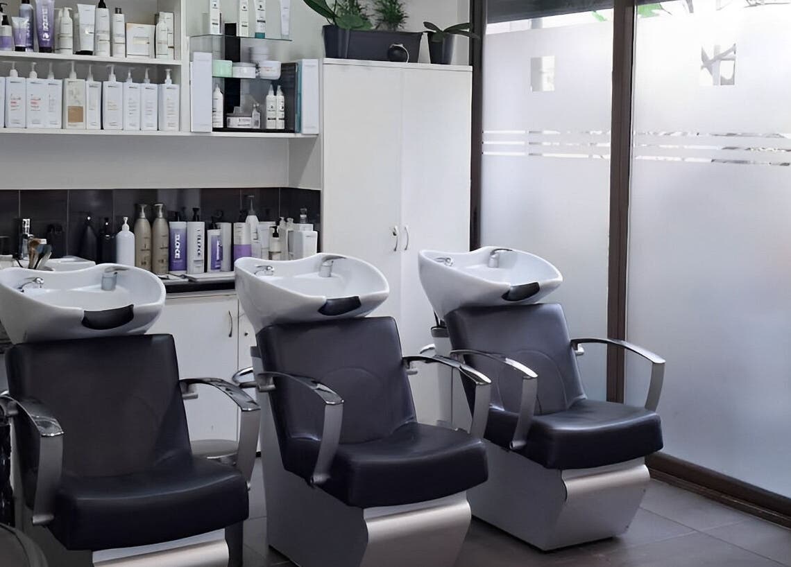 Σαμπουάν σταθμοί στο Misel Group Κομμωτήρια Αιγάλεω, Αιγάλεω, GR με σύγχρονο εξοπλισμό περιποίησης.