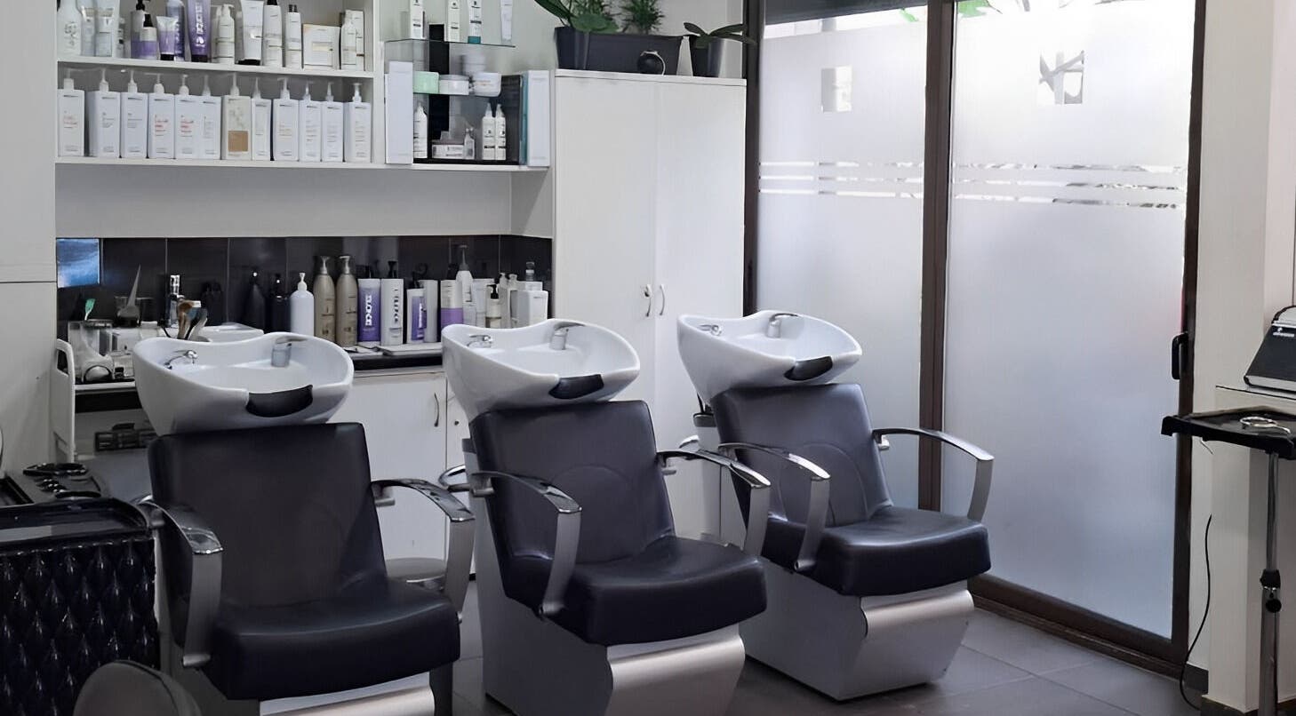 Σαμπουάν σταθμοί στο Misel Group Κομμωτήρια Αιγάλεω, Αιγάλεω, GR με σύγχρονο εξοπλισμό περιποίησης.