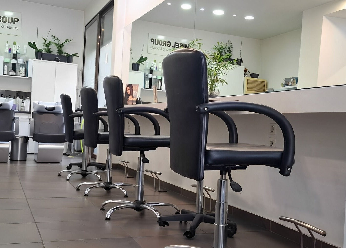 Εσωτερικό κομμωτηρίου Misel Group Κομμωτήρια Αιγάλεω, μοντέρνα καθίσματα και καθρέφτες, Αιγάλεω, GR.