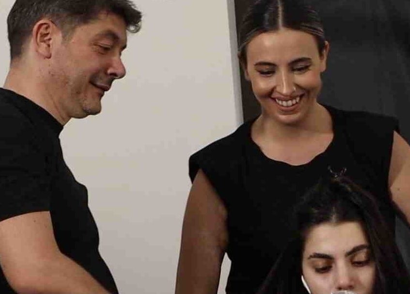 Δημιουργία χτενίσματος στο Misel Group Κομμωτήρια Αιγάλεω, Αιγάλεω, GR με χαρούμενη ομάδα στυλιστών.