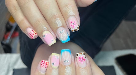 hình ảnh 2 của Holy Nails