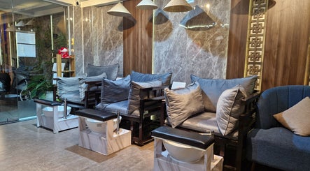 Comfortable pedicure seating area at Nón Spa, Đà Nẵng, Đà Nẵng, VN, with elegant decor and plush chairs.