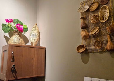 Woven decor and flowers in a serene setting at Nón Spa, Đà Nẵng, Đà Nẵng, VN, evoking tranquility.