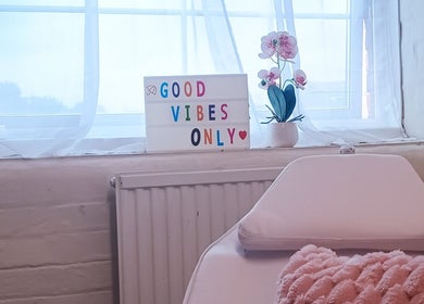 Relaxing corner with 'Good Vibes Only' sign and orchid at The Rainbow Studio, Southampton, GB.