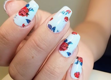 Elegant floral nail art at The Rainbow Studio, Southampton, GB.