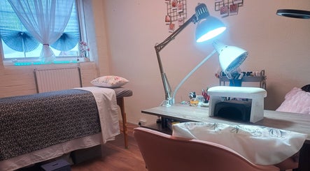 Cozy treatment room with a nail station at The Rainbow Studio in Southampton, GB.