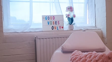 Relaxing corner at The Rainbow Studio, Southampton, GB with 'Good Vibes Only' sign and pink orchid.