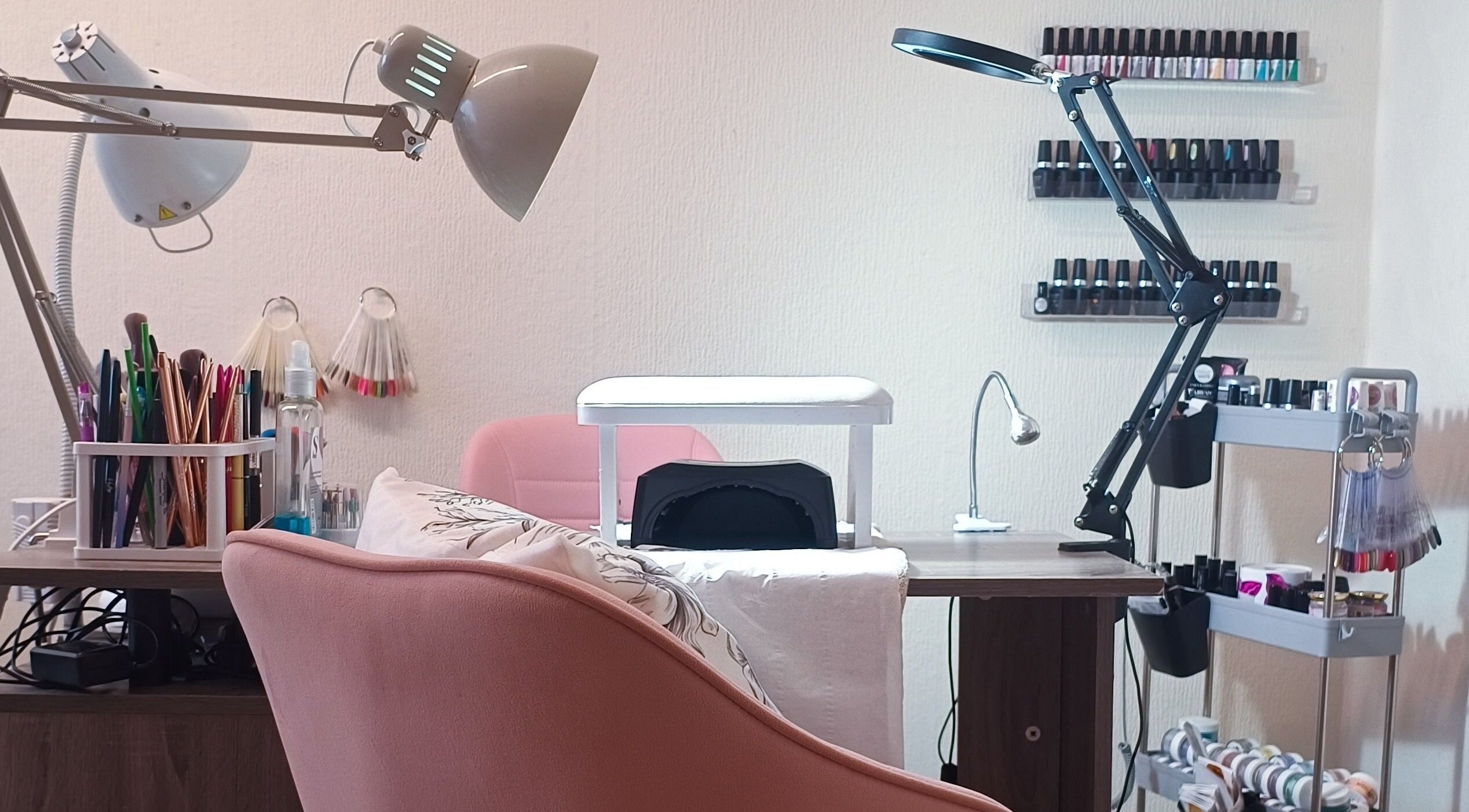 Nail station at The Rainbow Studio in Southampton, GB with cozy chairs and professional tools.