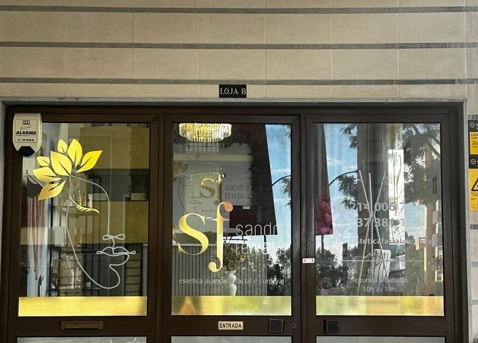 Fachada do SF Estetica Facial e Corporal em Odivelas, Lisboa, PT, com portas de vidro e logotipo floral.