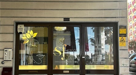 Fachada do SF Estetica Facial e Corporal em Odivelas, Lisboa, PT, com portas de vidro e logotipo floral.