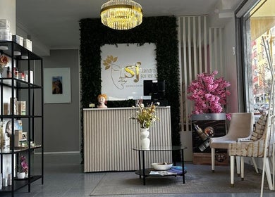 Recepção moderna da SF Estetica Facial e Corporal, Odivelas, Lisboa, PT com decoração acolhedora.