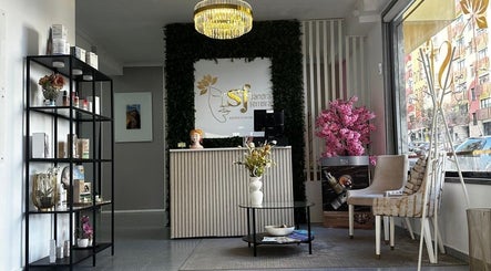 Recepção moderna da SF Estetica Facial e Corporal, Odivelas, Lisboa, PT com decoração acolhedora.