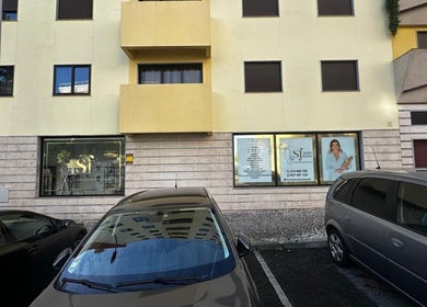 Fachada da SF Estetica Facial e Corporal, localizada em Odivelas, Lisboa, PT com carros estacionados na frente.