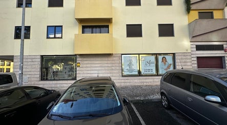 Fachada da SF Estetica Facial e Corporal, localizada em Odivelas, Lisboa, PT com carros estacionados na frente.