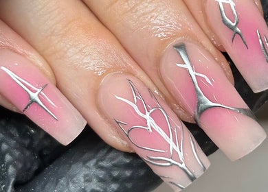 Stylish silver design on nails at Aleita’s Beauty, Kilmarnock, Scotland, GB.