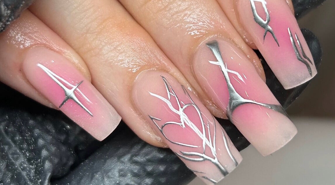 Stylish silver design on nails at Aleita’s Beauty, Kilmarnock, Scotland, GB.