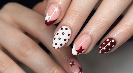 Stylish starry nail art at Aleita’s Beauty, Kilmarnock, Scotland, GB. Red and white design with dots and stars.