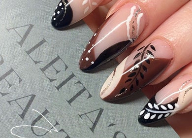 Intricate nail art design at Aleita’s Beauty in Kilmarnock, Scotland, GB, showcasing sophisticated patterns.