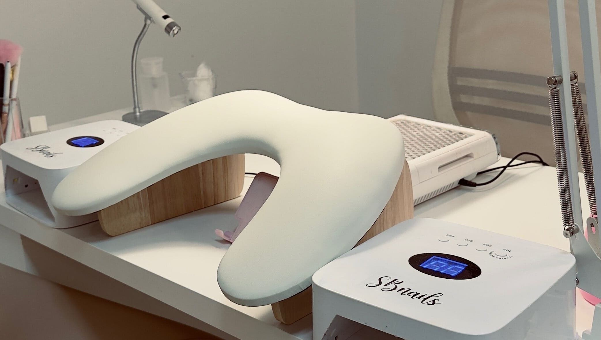 Mesa de manicure no Studio IA | Gel Nails em Lisboa, PT com luz LED e equipamentos modernos.