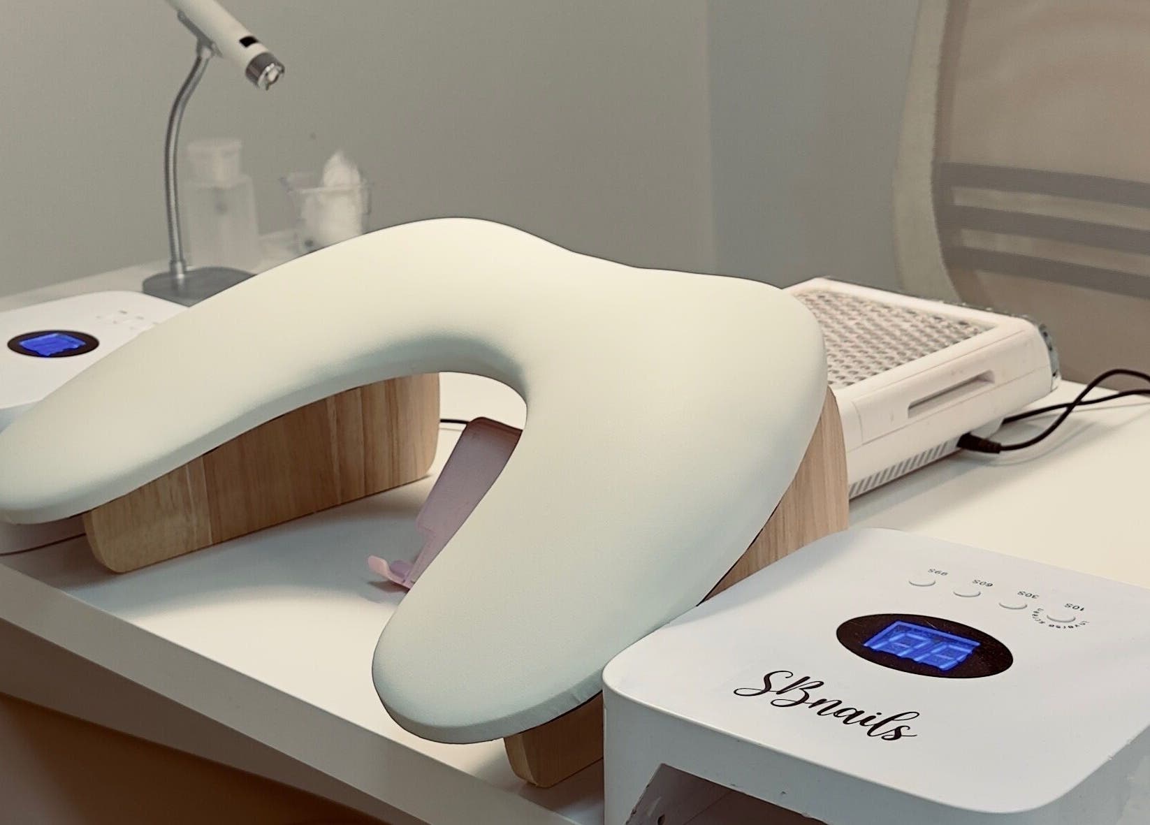 Mesa de manicure no Studio IA | Gel Nails em Lisboa, PT com luz LED e equipamentos modernos.