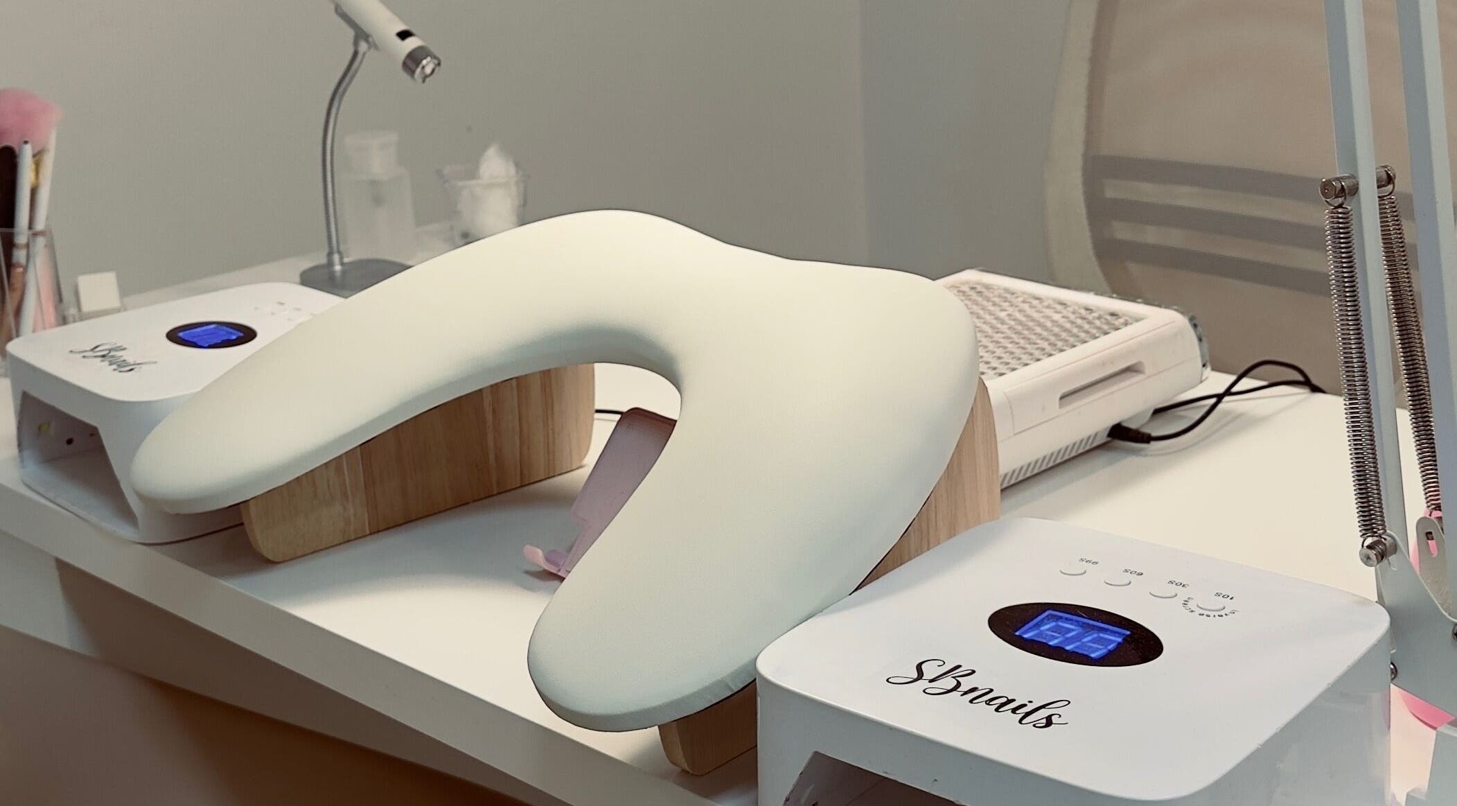 Mesa de manicure no Studio IA | Gel Nails em Lisboa, PT com luz LED e equipamentos modernos.