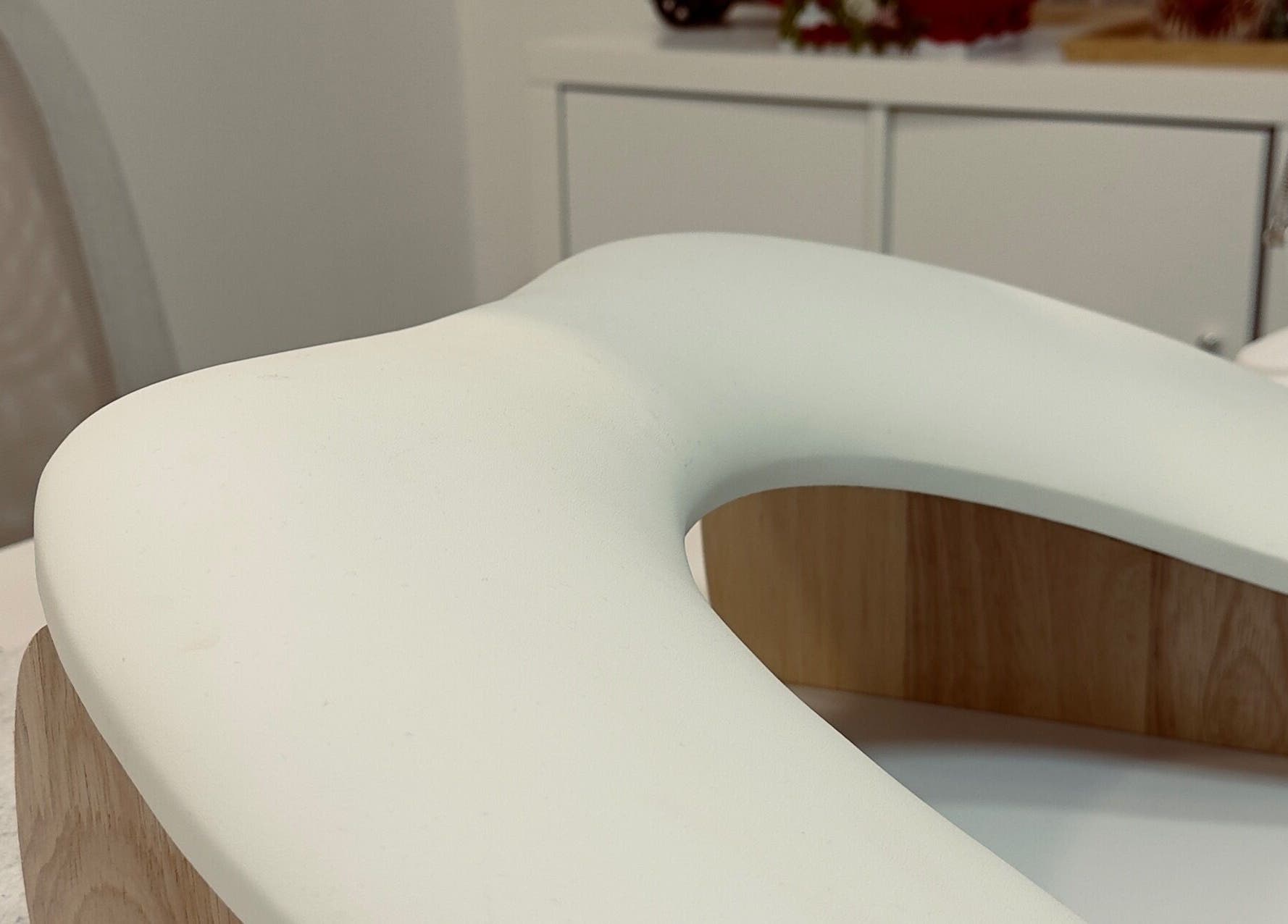 Almofada ergonômica para unhas no Studio IA | Gel Nails, Lisboa, PT. Design moderno e confortável.