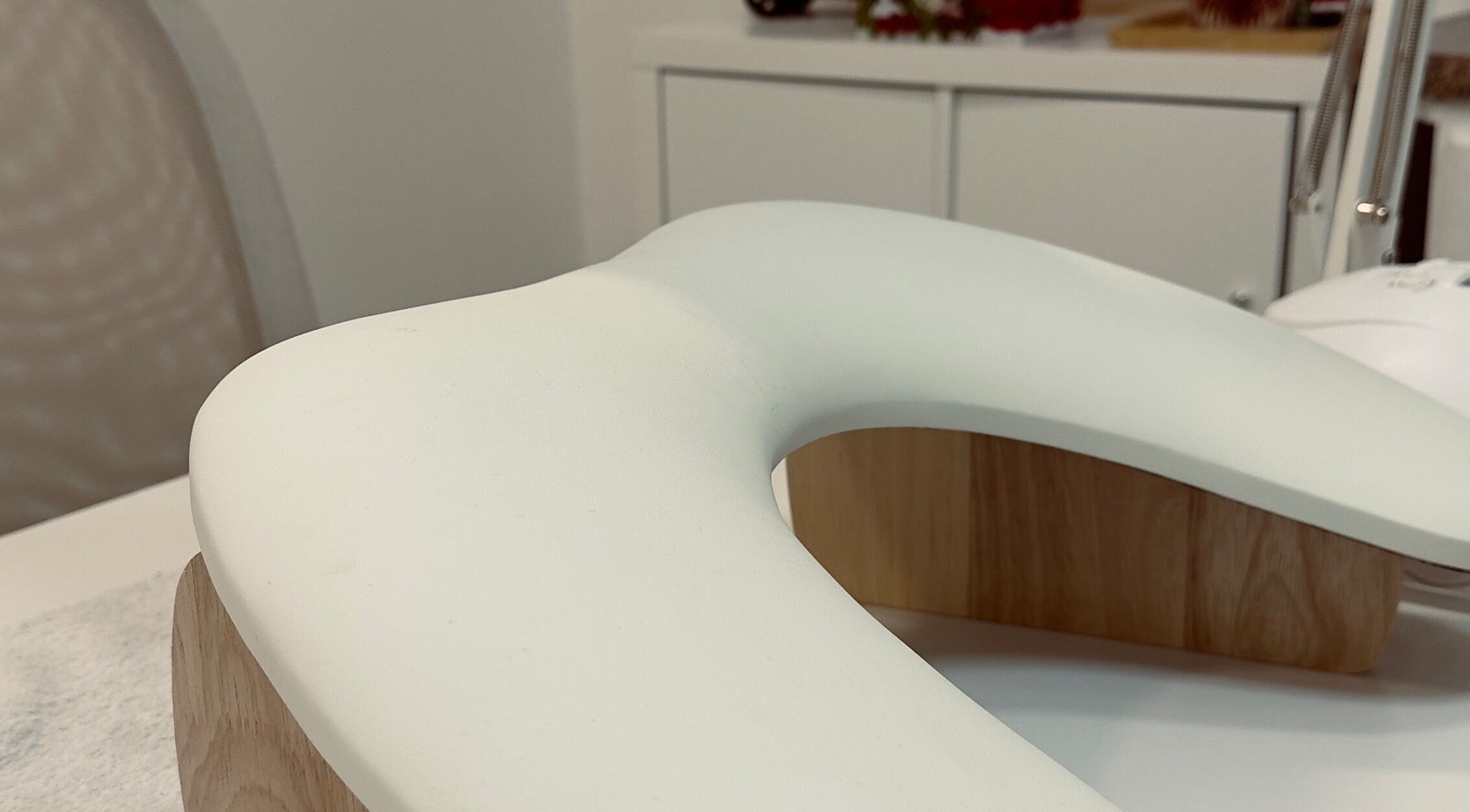 Almofada ergonômica para unhas no Studio IA | Gel Nails, Lisboa, PT. Design moderno e confortável.