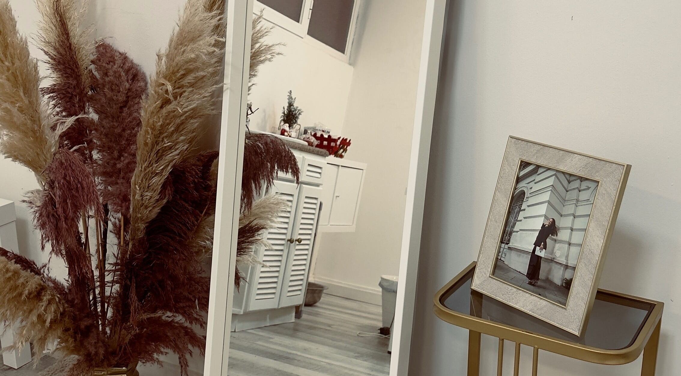 Espelho com pampas em Studio IA | Gel Nails, Lisboa, PT, criam um ambiente relaxante.