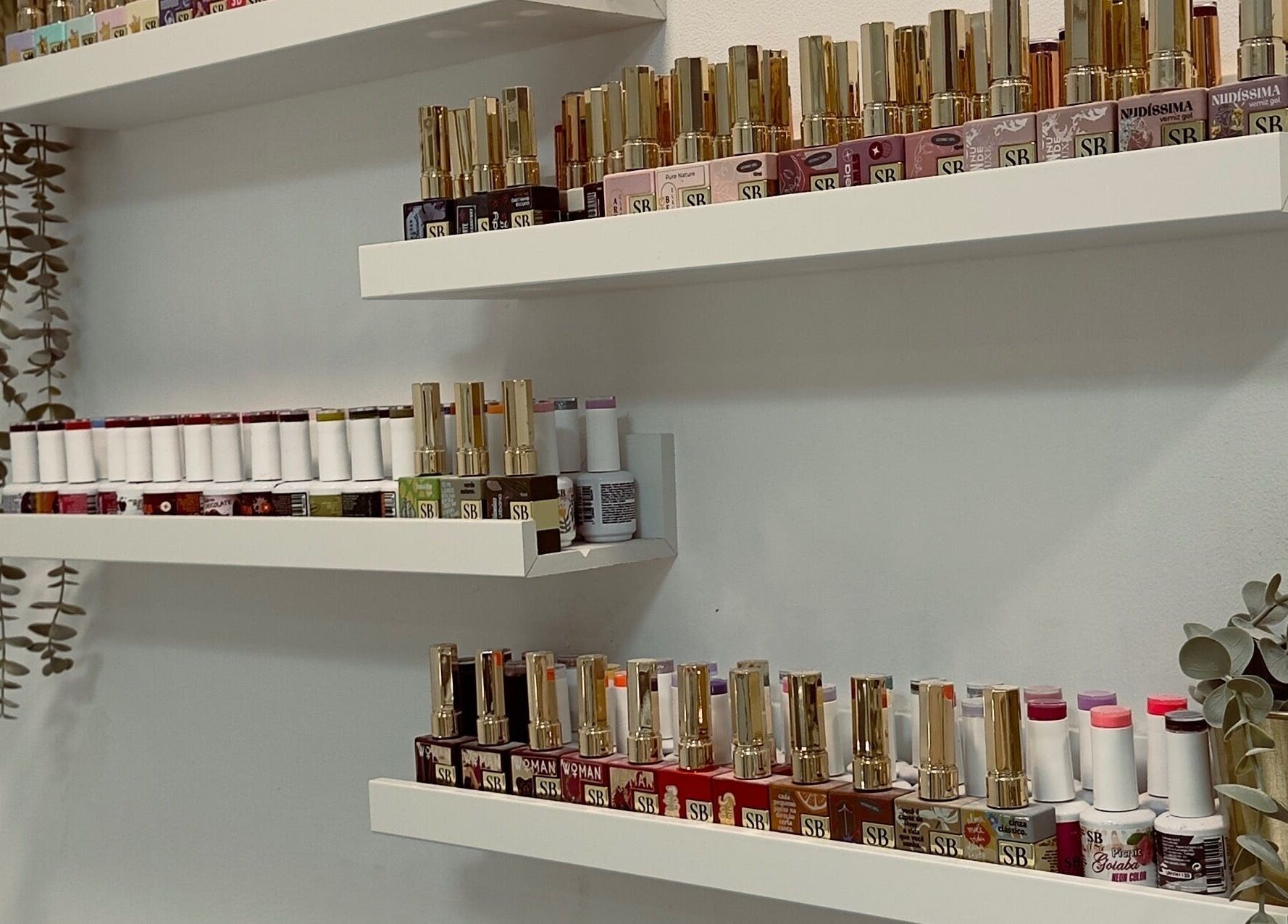 Prateleiras de esmaltes brilhantes no Studio IA | Gel Nails, Lisboa, PT.