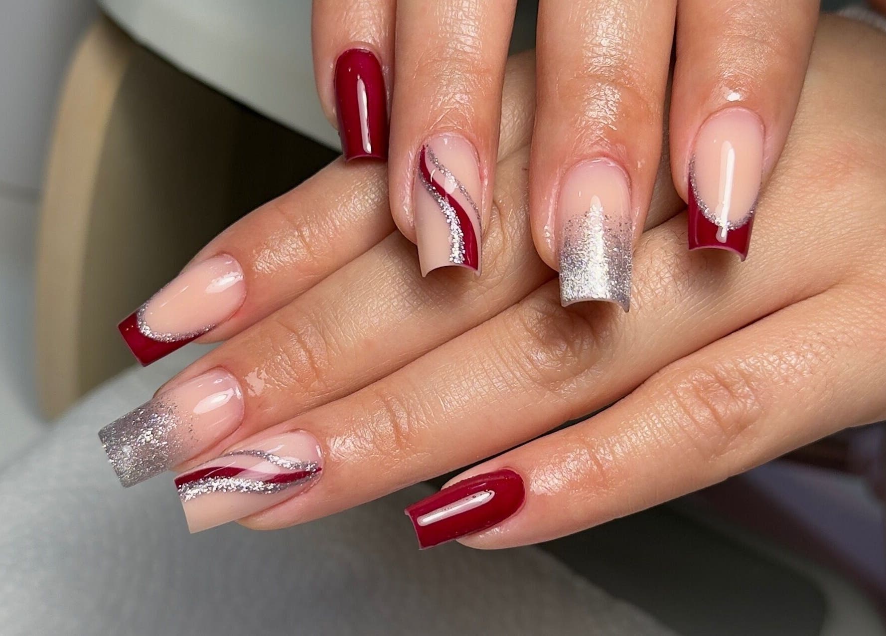 Unhas gel vermelhas com decoração prateada no Studio IA | Gel Nails em Lisboa, PT.