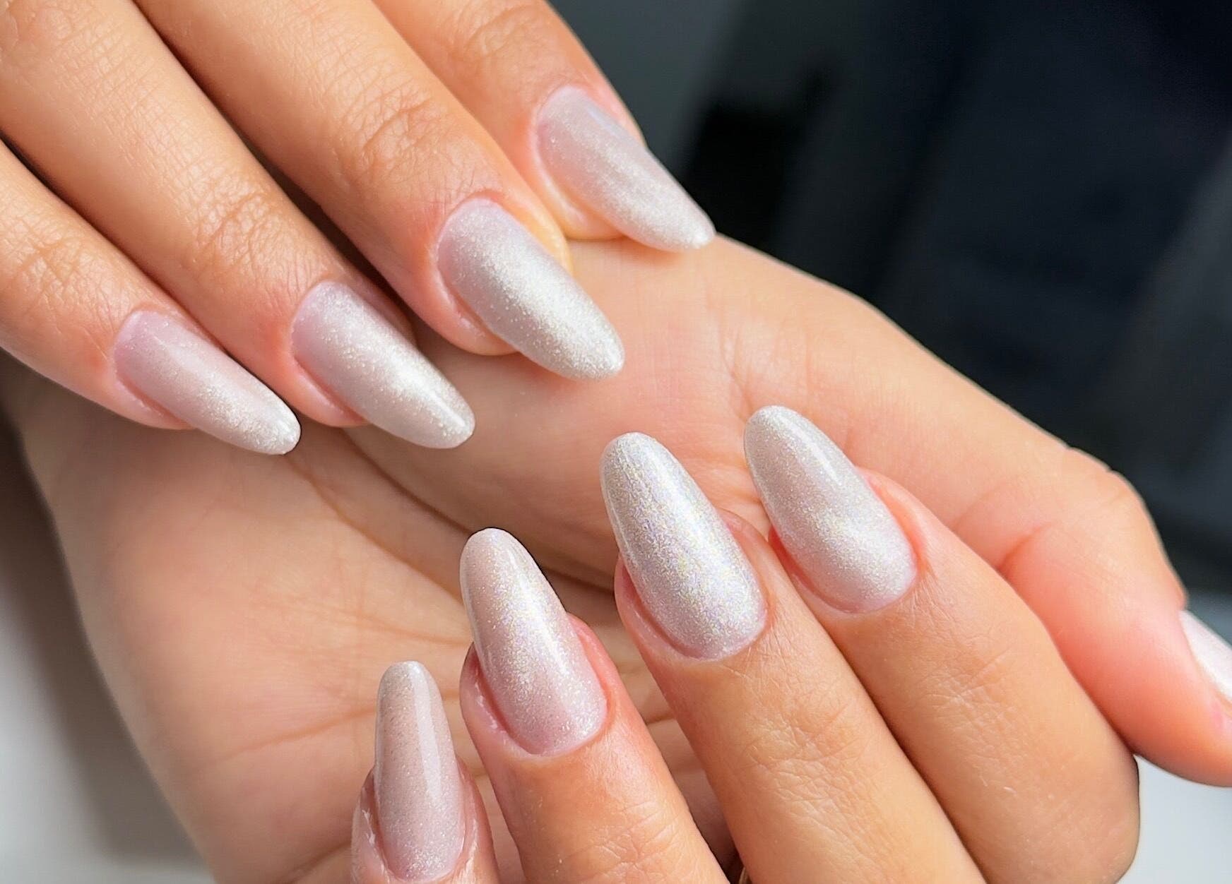 Unhas de gel peroladas no Studio IA | Gel Nails, Lisboa, PT, destacam elegância e estilo.