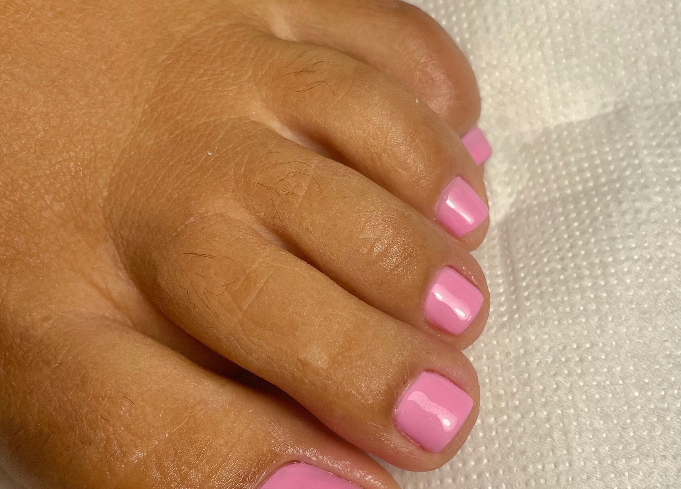 Unhas de gel rosa no pé em Studio IA | Gel Nails, Lisboa, PT.