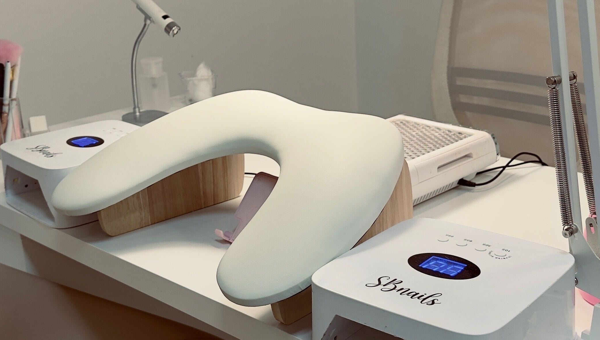 Estação de unhas no Studio IA | Gel Nails em Lisboa, PT, com equipamentos modernos de manicure.