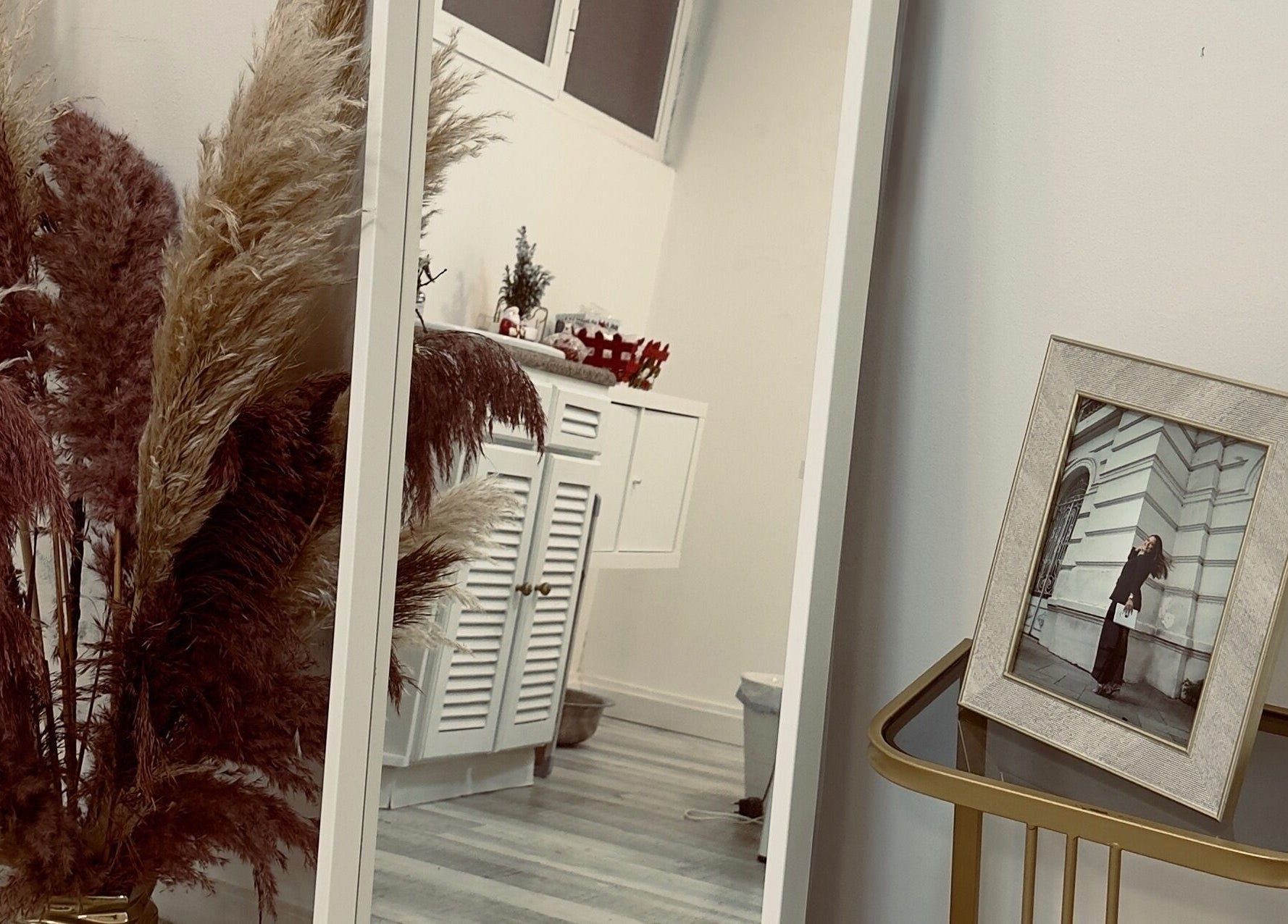 Espaço elegante em Studio IA | Gel Nails, Lisboa, PT, refletido em espelho grande com plantas decorativas.