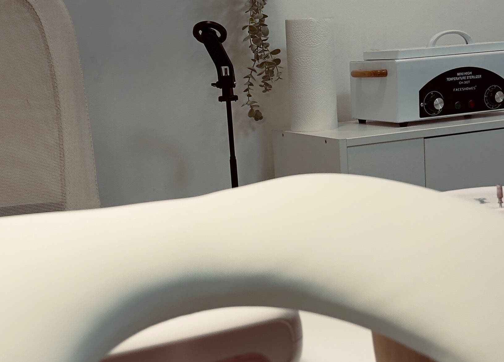 Espaço de beleza em Studio IA | Gel Nails em Lisboa, PT, com equipamento sofisticado e ambiente elegante.