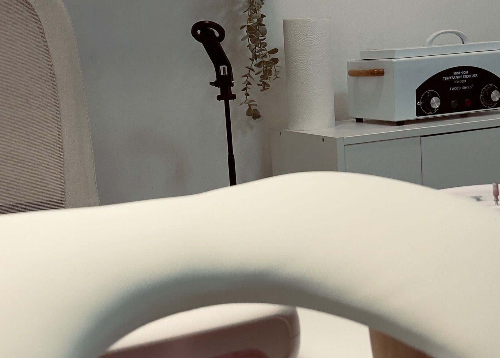 Espaço de beleza em Studio IA | Gel Nails em Lisboa, PT, com equipamento sofisticado e ambiente elegante.