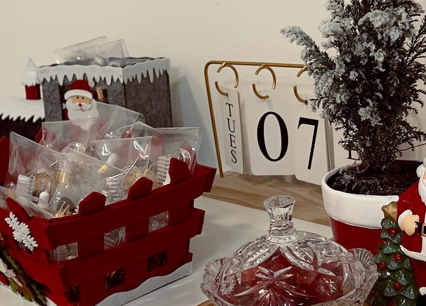 Decoração natalícia acolhedora no Studio IA | Gel Nails, Lisboa, PT, com cestas e ornamentos festivos.