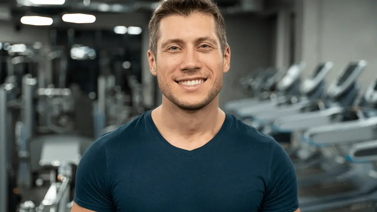 Ein Fitness-Trainer, der einen digitalen Kalender und ein Buchungssystem verwendet, um einen voll ausgebuchten Studio-Zeitplan zu verwalten