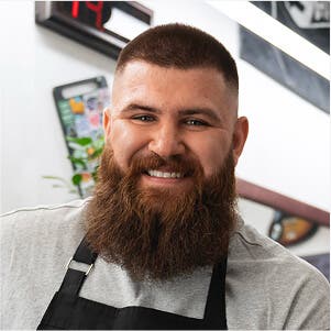 Jason zkušený holič