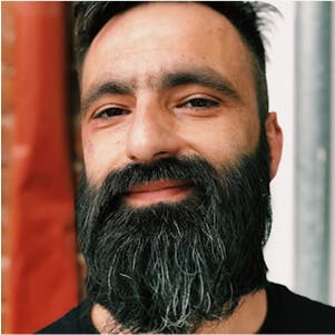 Dennis zkušený holič