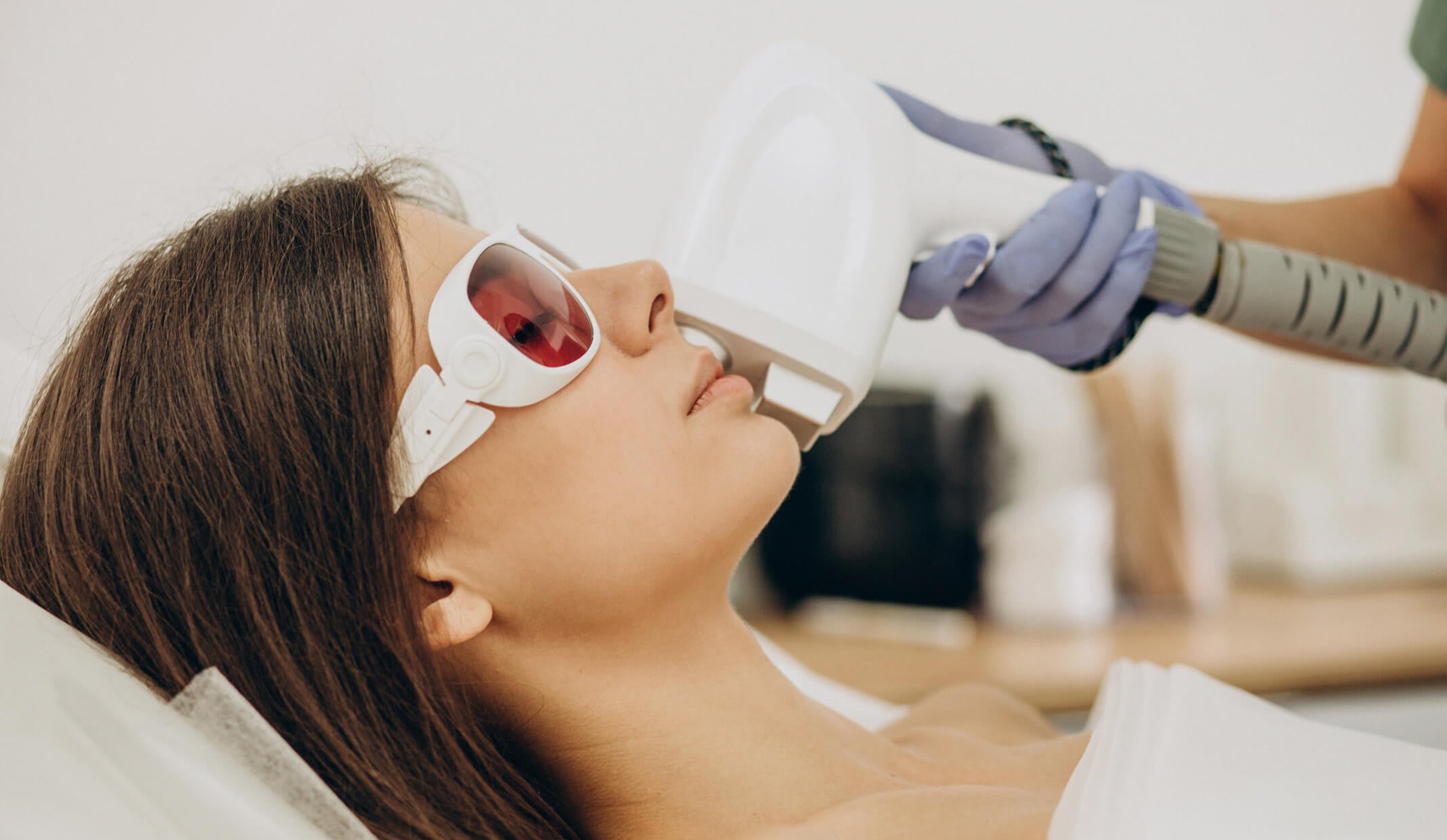 Eine Kosmetikerin führt eine Gesichtsbehandlung in einem modernen medizinischen Spa durch und veranschaulicht die medizinischen Spa-Dienstleistungen auf Fresha.