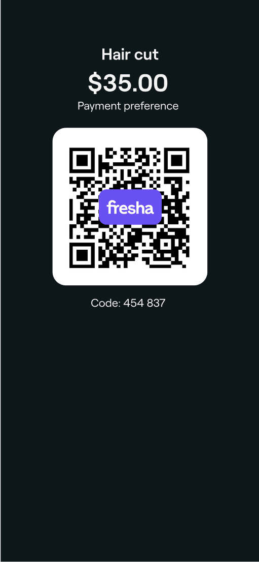 Klijent skenira QR kod za plaćanje putem usluge Fresha Payments u salonu ili wellness centru.