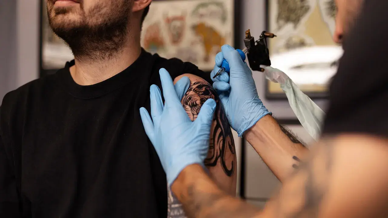 Wie der Fresha-Marktplatz Tattoo- und Piercingstudios hilft, entdeckt zu werden