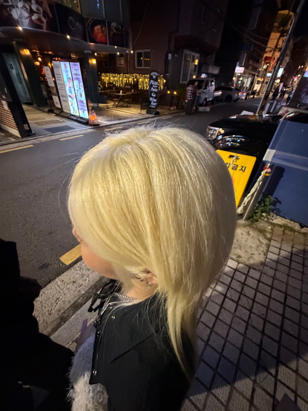 A sleek blonde balayage hairstyle with a modern salon vibe in KKAL SALON sinsa, Seoul, South Korea.